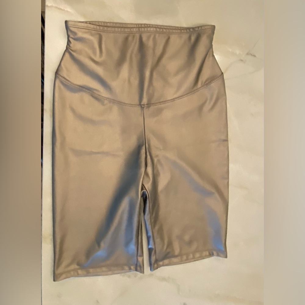 NWOT Vegan leather bike shorts, bronze, M, Yummie